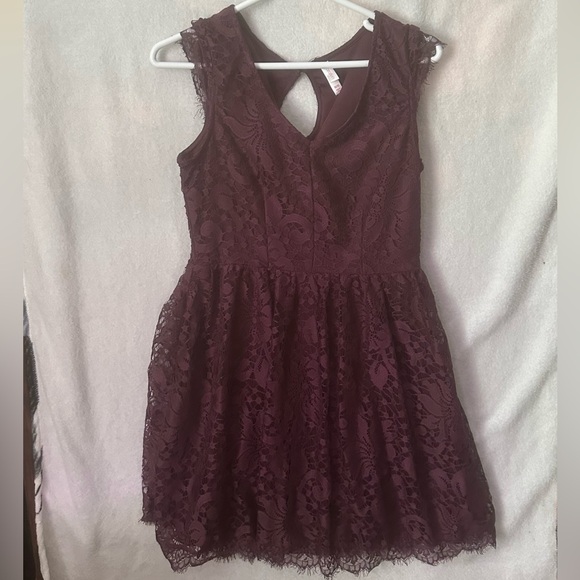 Xhilaration Dresses & Skirts - Xhilaration maroon Lace Mini Dress